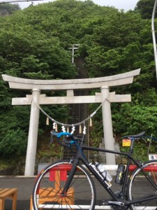 絵馬が奉納される太田神社の前。神社は崖を登った上にあります。