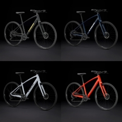 上段左：Matte Trek Black,右：Mulsanne Blue,下段左Plasma Grey Pearl,右：Lava